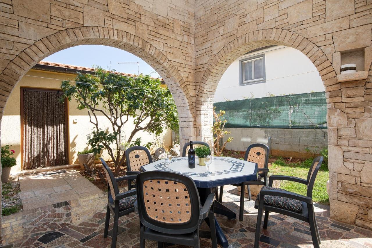 Apartamento Modern Stone House With Flowers & Playground