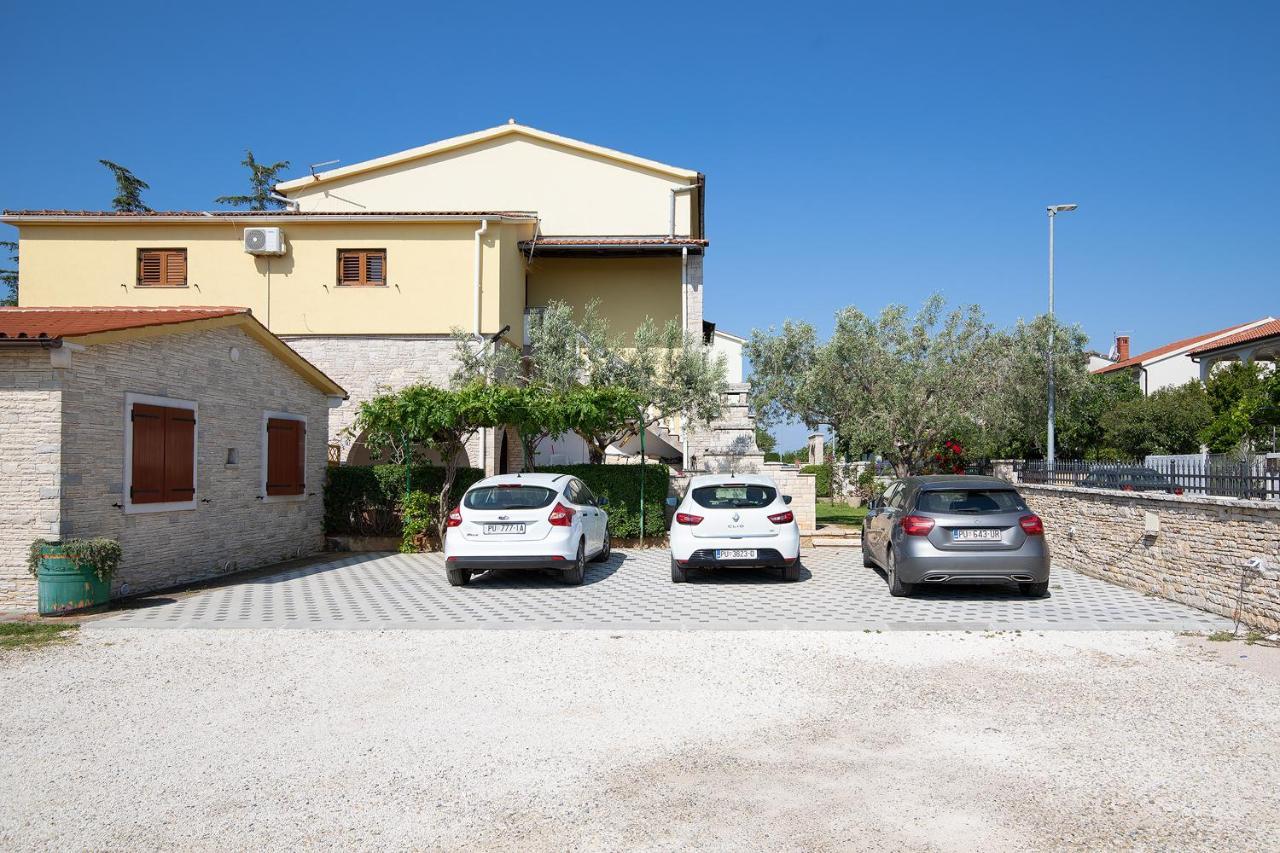 Modern Stone House With Flowers & Playground Apartamento Medulin