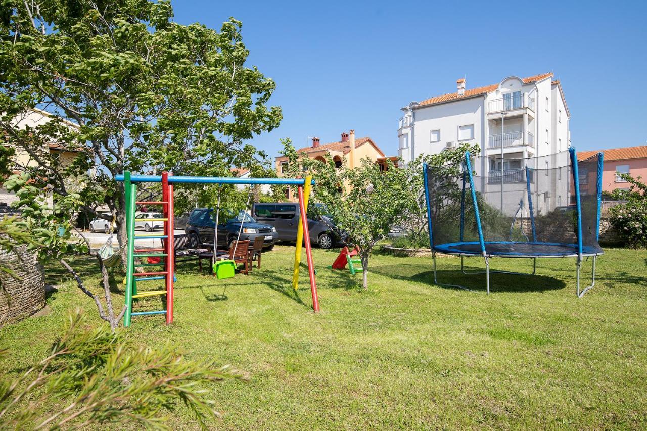 Modern Stone House With Flowers & Playground Apartamento