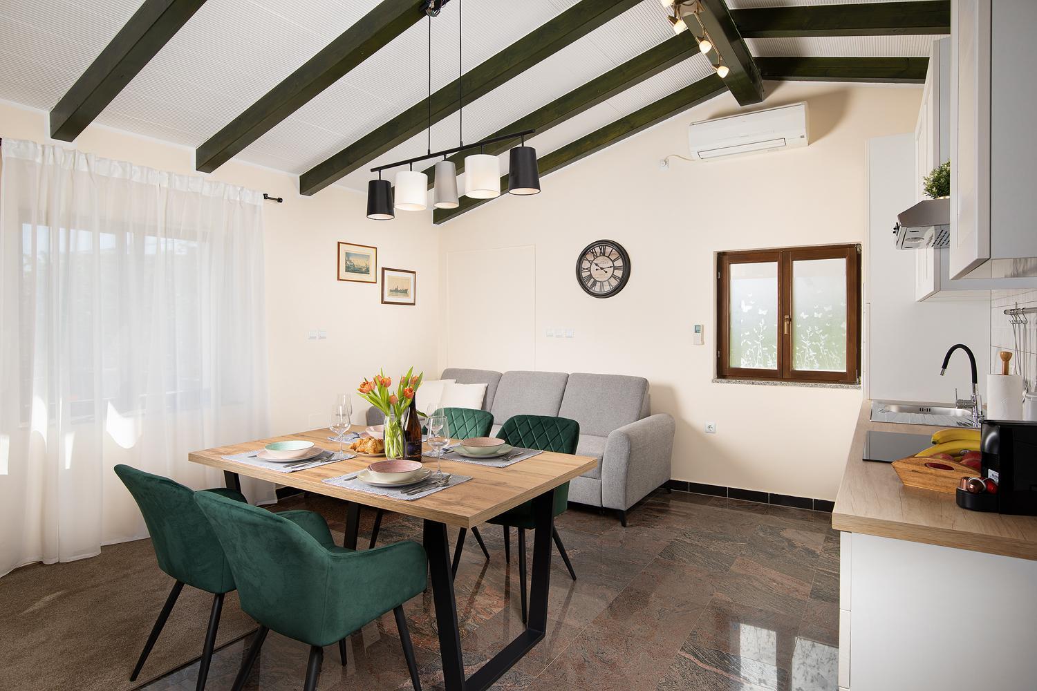 Apartament Modern Stone House With Flowers & Playground *