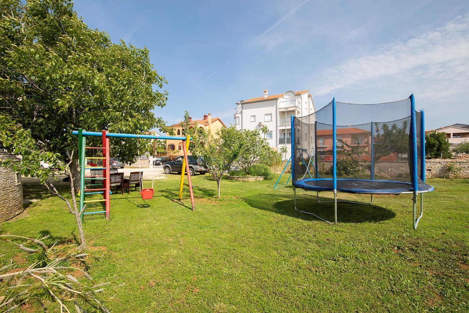 Apartment Modern Stone House With Flowers & Playground *